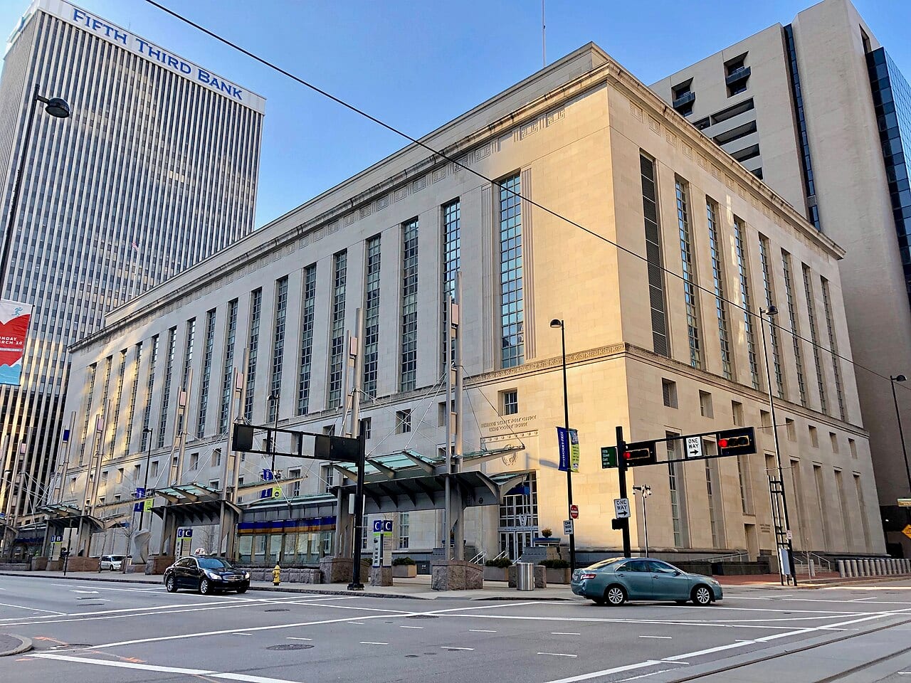 A large stone United States federal courthouse building